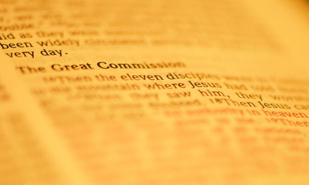 Jesus in the bible giving the great commission